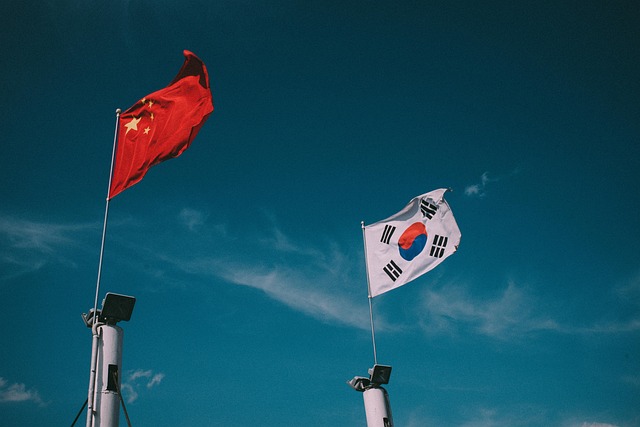 중국-한국-미국 관계를 상징하는 지구본과 국기 구성 이미지