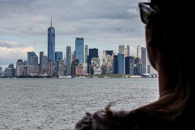 Investors analyze AI investment trends between China and the US