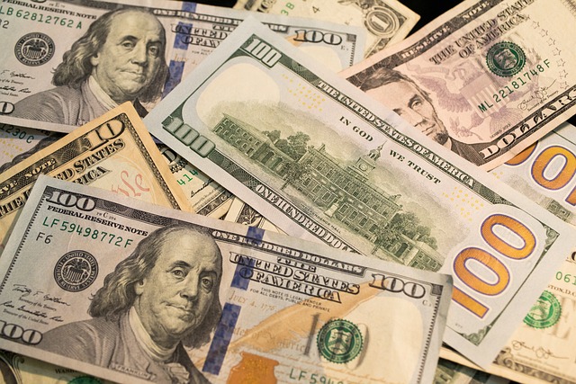 중국과 미국의 경제를 나타내는 그래프와 차트